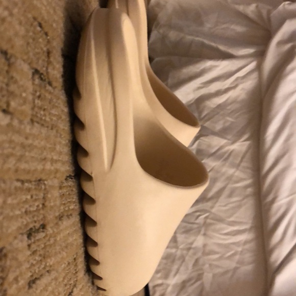 Yeezy slides desert sand size 7-8 - Picture 3 of 4